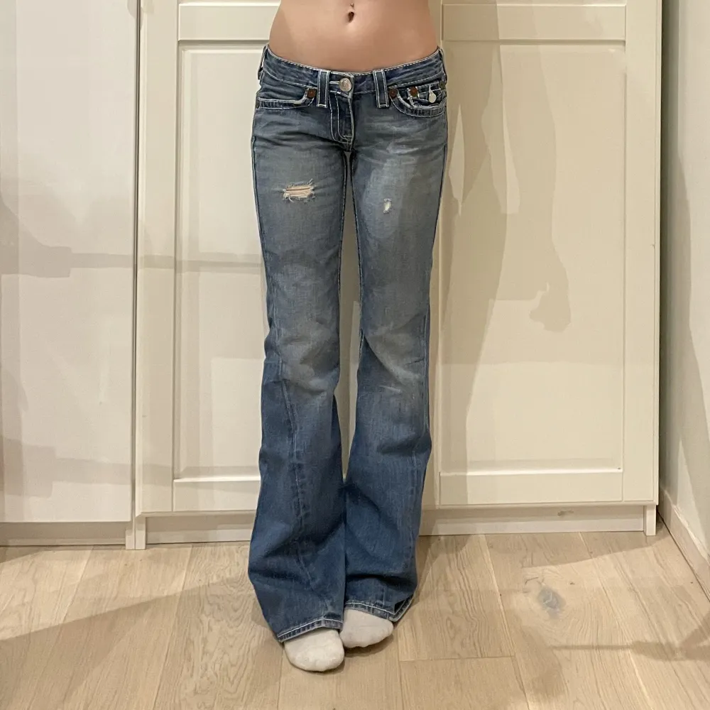 Supersnygga true religion jeans med låg midja och bootcut💓midja ca 82 cm o innerben ca 85 cm ja e 170 för referens!. Jeans & Byxor.