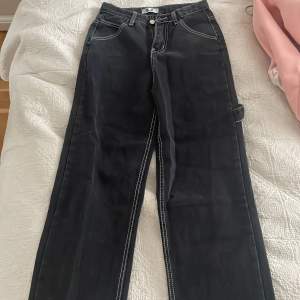 Säljer fina cargo jeans eftersom att de inte används.  Jag råkade förut köpa en storlek för stor så de passade inte. Därav aldrig använda.  Nypris: 400kr 