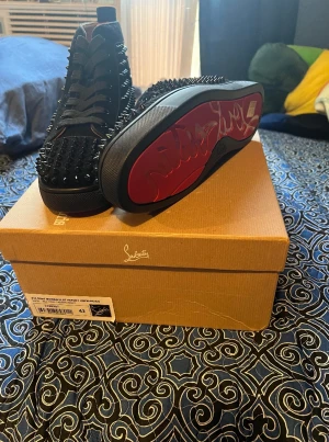 Christain Louboutin - Hejsan! Hjälper min kille sälja sina skor då han tyckte de var ett onödigt köp! Använda 1 gång till affären, Kvitto finns tyvärr inte den riktiga kartongen den har slarvat bort under en flyttning… Nypris 645€ Pris kan diskuteras under snabb affär!