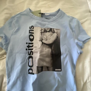 Ariana grande t-shirt - Aldrig använd och i fint skick. Ariana grande merit från hm