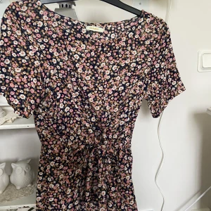 Blus  - Aldrig använd finns fortfarande en pris lapp kvar, storlek S och det finns ett snöre i midjan som går att justera som man vill, 