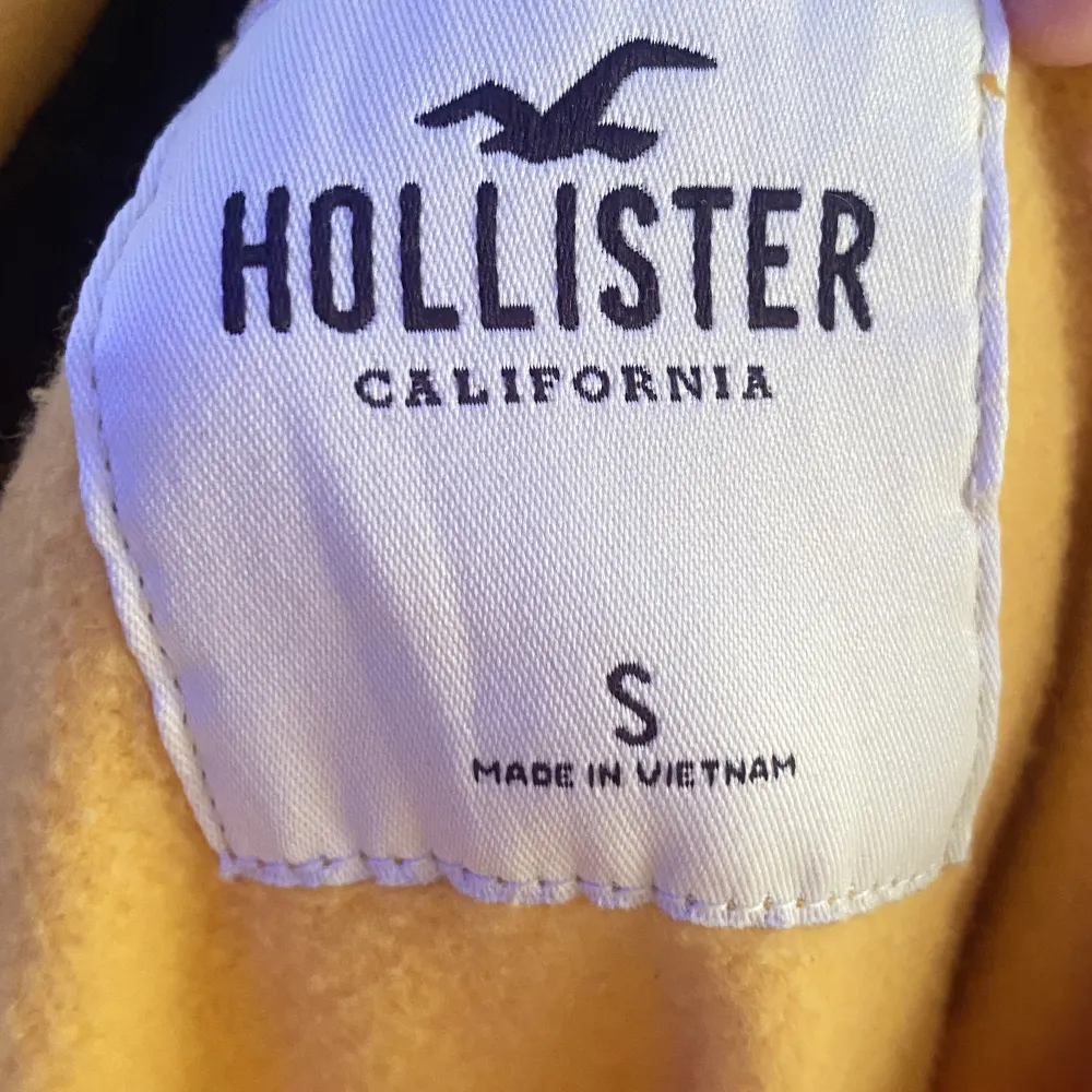Gul hollister hoodie som knappt är andvänd pga att jag beställde i fel storlek. Hoodies.