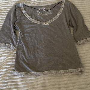 grå tröja med spetsdetaljer i storlek medium