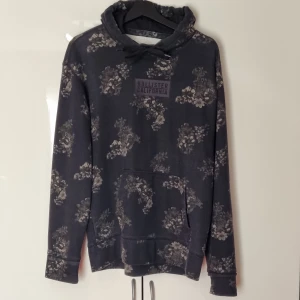 Hollister Hoodie - Supermjuk hoodie som kanske använts 3 gånger. Möjligtvis åt det stora hållet i herrstorleken men annars den som en standard hoodie.   Nypris: 400kr