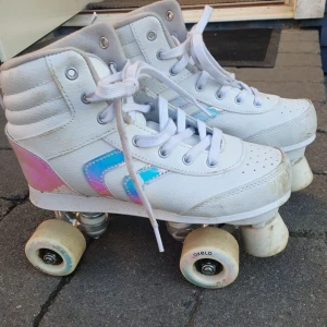 Rullskridskor - Säljer ett par fina rullskridskor❤️inga skador eller nått. Kommer putsa o göra dom fina innan jag postar dom. Jätte bra skick❤️