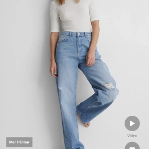 Jeans - Jeans med hål. Sparsamt använda. Köpt för 549kr.