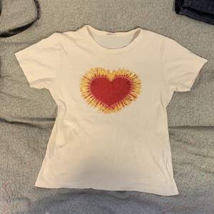 t-shirt/babytee från urban outfitters, inköpt för något år sedan men i fint skick. 