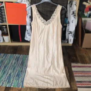 drömmig klänning - fantastik klänning 🫶 den är lite genomskinlig, jag har använt en underklänning under/denna under en annan. obs jag röker men den är tvättad & bör ej lukta, känsliga varnas dock. tryck ej på köp nu, kontakta mig privat för att betala via swish. frakt 45kr