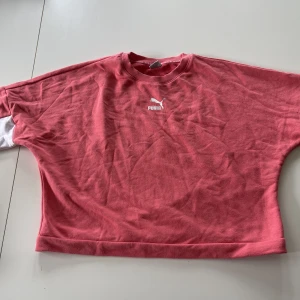 Puma tröja - En fin och skön Puma tröja, använd ca 5 ggr. Ordinarie pris är 750kr Ligger bara i garderoben, därför säljer jag den