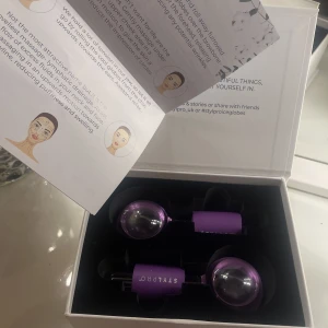 FACIAL ICE GLOBES  - Enbart testat en gång men inte min typ av grej. Jätte bra för dig som gillar massera huden samtidigt som du kan rengöra med isen. Om du ej skulle förstå till exempel hur man gör får du med hur du skall göra. {bruksanvisning} Nypris 438kr 