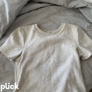 Stickad T-shirt  - Säljer denna snygga tunna stickade T-shirt från zara, super fint skick och perfekt till sommarkvällar ❤️ Storlek M men passar en XS och S också skulle jag säga! Frakt tillkommer på 54 kr! 🫶