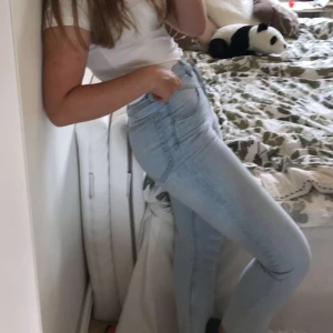 Sommarfina jeans - Superfina ljusblå jeans från H&M, köpta för något år sedan! Slutar strax över ankeln på mig som är 170. Inga slitningar eller defekter. Strl 36