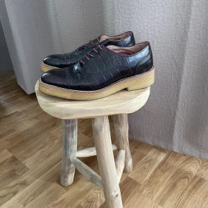 Mörkt vinröda skor - Så coola skor, ger karaktär till vilken outfit som helst😍Använda en gång inomhus på jobbet. Skulle def styla dem minimalistiskt med jeans och skjorta, eller till typ skinnskjorts och en vanlig tshirt eller tank top🔥