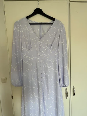 Långklänning Nelly - Superfin klänning från Nelly x glamorous, perfekt till midsommar!😍🌸 Klänningen är i jättefint skick!