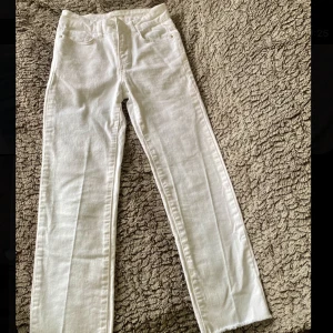 Vita jeans - Aldrig använda, snygga straight leg vita jeans med fransar längst ner🤍