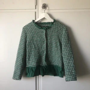 Kofta - Jättefin söt kofta/jacka med trekvarts ärm. Köpt på sellpy men aldrig använd av mig. Försent att skicka tillbaka