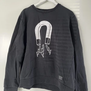 sweatshirt - Jättecool sweatshirt, kommer tyvärr inte till användning❤️‍🔥skriv för fler bilder, ge prisförslag 🥰storlek XL men inte jättestor i storleken.