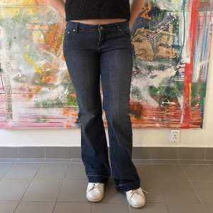 Lågmidjade jeans från märket Arizona! Midjemått 72 cm och innerbenslängd 78 cm! Modellen är 170 cm lång. hör av er vid frågor och kolla in vår profil för fler plagg och lågmidjade byxor!!