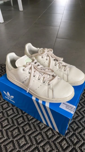 Stan smith - Jättesnygga oanvända stan smith i storlek 38 som ja säljer pga att de va för små. köpta för 990kr
