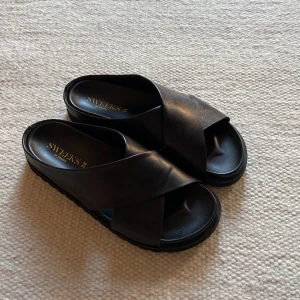 Stilrena sandaler  - Köpte dessa av en tjej här på Plick, men var tyvärr för små för mig som brukar ha 38,5-39 i skostorlek. Är i superfint skick! 