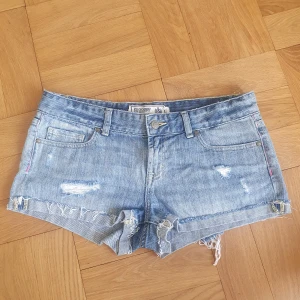Victoria's Secret jeansshorts - Lågmidjade vintage shorts från Victoria's Secret! 💕Har fina unika detaljer på fickorna, stämpeln bak, knapparna, de rosa sömmarna och slitningar! Storlek är 6 (36/37?), cirka 88cm midjemått. Tveka inte på att skicka frågor vid funderingar :) <3
