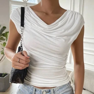 topp - en jättefin topp som jag råkade få hem i en för liten storlek! inte genomskinlig och så fin till sommaren. skriv för frågor, köparen står för frakten💕