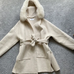 Beige kappa  - Jättefin kappa i en så fin beige/cream färg! Använd endast fåtal gånger och säljer pga har för många kappor.   Nytt pris: 5999 (Dennis Maglic)  Mitt pris: 2500  