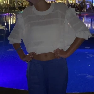 Topp - Säljer denna tröja då den inte kommer till användning. Perfekt att ha i sommar på stranden! Den är i storlek L men passar även som M. Först till kvarn!