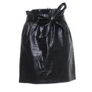 Kjol - Skinnkjol i ormskinnsmönster från Nelly 