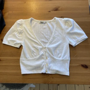 Topp - Vit topp med knappar som går att öppna, helt oanvänd 