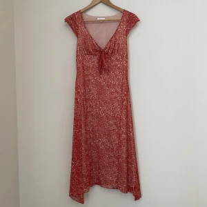 Klänning  - Otroligt fin sommarklänning från Kookai i lent och luftigt material. Står stl 1 vilket är 34-36 men passar även större storlekar om man har mindre byst. Köpt vintage i nyskick men aldrig använt. 