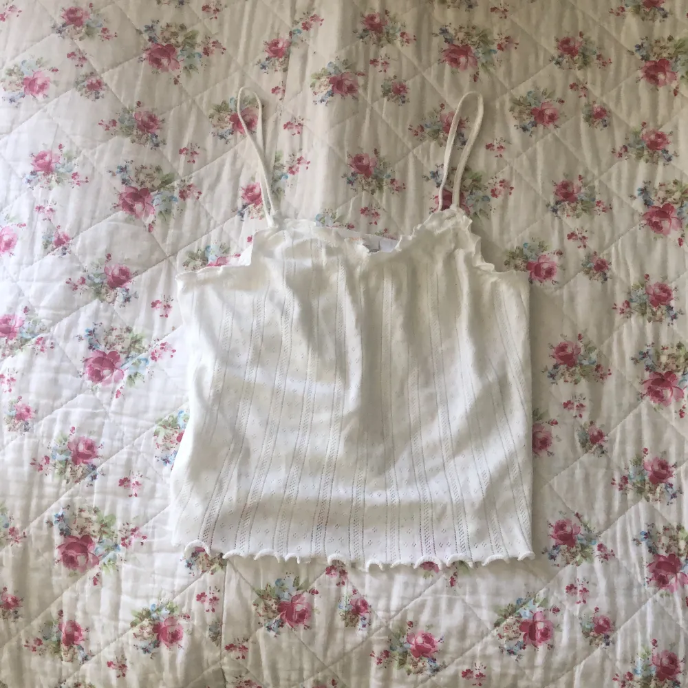 Ett jättefint linne från Gina tricot😍 säljer då jag inte använder det för det är för litet! Köpte för 149 kr (tror jag) och köparen står för frakten🤟såklart är det nytvättat när köparen får det. Använt typ 2 gånger. Blusar.