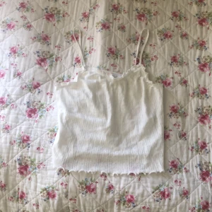 Fint linne! - Ett jättefint linne från Gina tricot😍 säljer då jag inte använder det för det är för litet! Köpte för 149 kr (tror jag) och köparen står för frakten🤟såklart är det nytvättat när köparen får det. Använt typ 2 gånger