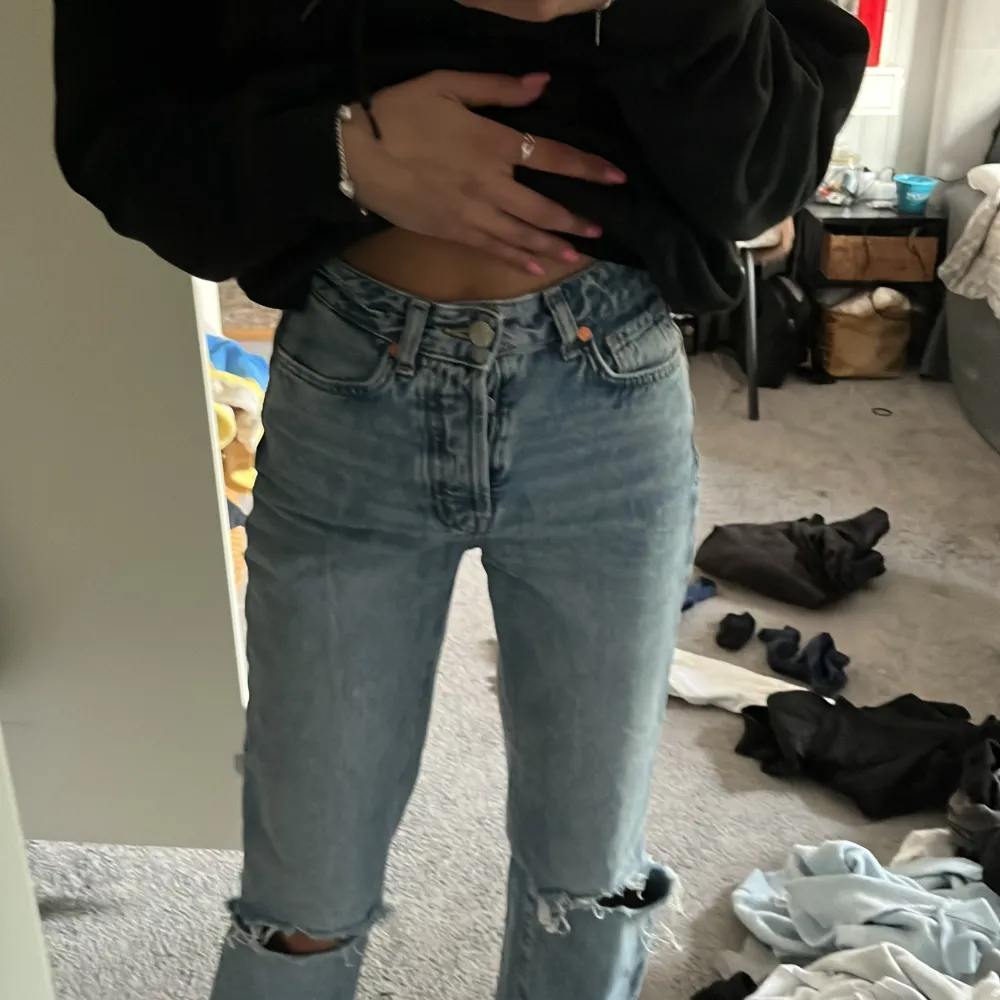 Säljer mina fina jeans som inte längre kommer till användning, väl använda . Jeans & Byxor.