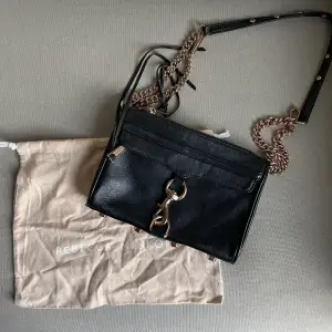 Rebecca Minoff crossbody mini, svart skinn med rose gold detaljer. Sparsamt använd så i väldigt fint skick. 