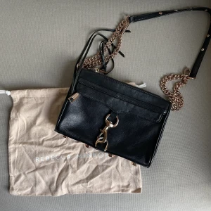 Rebecca Minkoff Crossbody bag - Rebecca Minoff crossbody mini, svart skinn med rose gold detaljer. Sparsamt använd så i väldigt fint skick. 