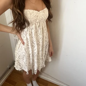 Spetsklänning  - En jättesöt spetsklänning som passar till fest/ bröllop. Allt! 🤍🤍Passar både Xs/s!