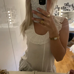 Topp - Söt sommar topp ifrån Ichi i nyskick. Den är i storlek S och kommer tyvärr inte till användning💕