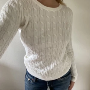 Morris stickad tröja - Vit kabelstickad tröja ifrån Morris. Mycket bra skick. 