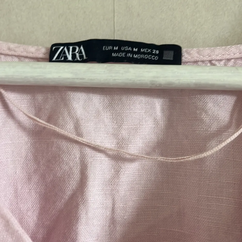 Zara klänning köpt förra sommaren använd 1 gång💗perfekt till sommaren💗kan strechas ut till M men storlek S💗lite skrynklig på bilden men kan få bort skrynkliarna. Klänningar.