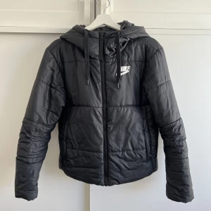 Nike dunjacka - Säljer min nike dunjacka, förfekt för vintern och hösten, kan användas från båda hållen.  Jätte fint skick!!🩷 550kr+frakt (köparen står för frakt)