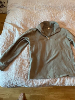 Halfzip - En snygg grå Halfzip ifrån arket. Väldigt bra skick. Pris 249kr