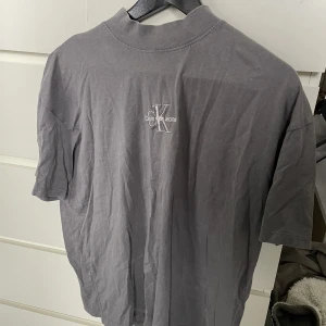 Calvin Klein T-shirt  - Snygg T-shirt från Calvin Klein som aldrig kommer till användning tyvärr, storlek S! Ny skick