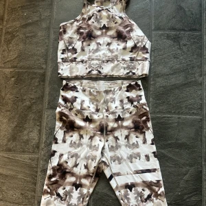 Träning set stronger  - Storlek m top och S i byxor ..färg brun och vit 