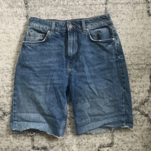 Jorts - Längre shorts i storlek 38, de går att vika upp i benen, säljer eftersom de är för små för mig <3
