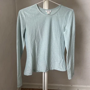 Glittrig topp - En glittrig topp från Monki i storlek S men tycker den sitter som Xs. Supeeer fin färg och perfekt för fest.💙🪩