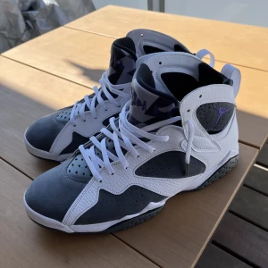 Air Jordan 7 flint  - Säljer mina Air Jordan 7 flint som jag köpte på SNKRS så dom är ÄKTA! Säljer för att dom inte kommer till användning. Har använt dom 1 gång så dom är VNDS cond 9,5/10 och box ingår! skriv vid frågor/ köp! 