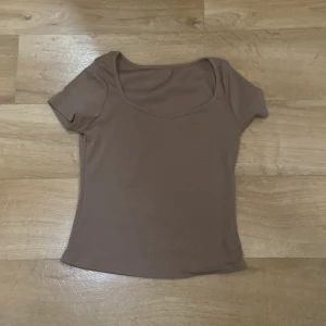 Mag tröja - Brun magtröja jätte fin storlek xs/s nytt skick inget på den inga fläckar eller hål 