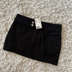 Lågmidjad jeanskjol - Säljer denna lågmidjade jeanskjolen från hm som är helt oanvänd med prislappen kvar🤍 stretchig!