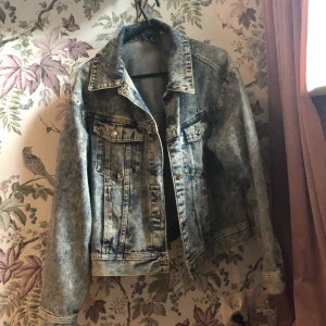 Jacka  - En oversize jeans jacka från H&M som jag säljer för att den aldrig kommit till användning. Super snygg och fin nu till sommaren❤️(köparen står för frakten)